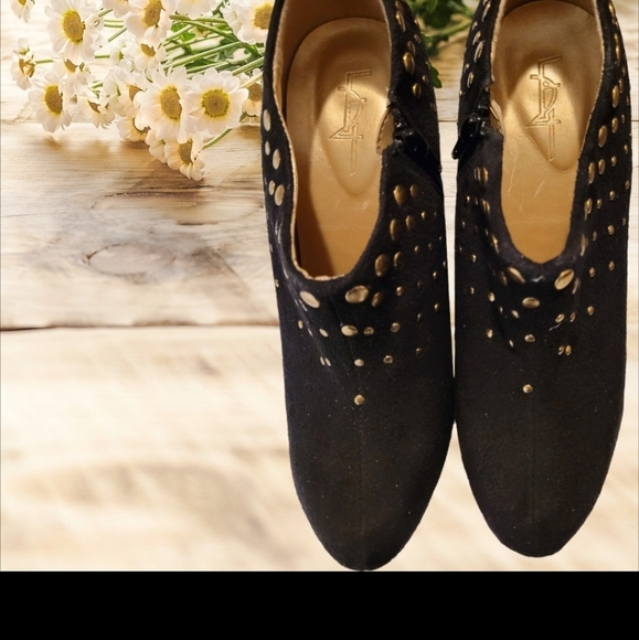 NIB ~ F24 Black Faux Suede & Gold Studded Heeled Booties. Sz. 9 - Picture 2 of 4
